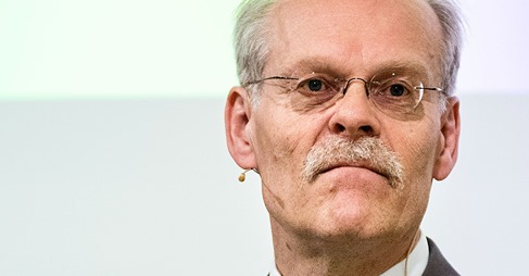 Rasande Ingves Dundrar Inför Grundlurade