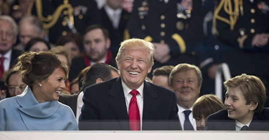 Lämpad Att Klä Skott