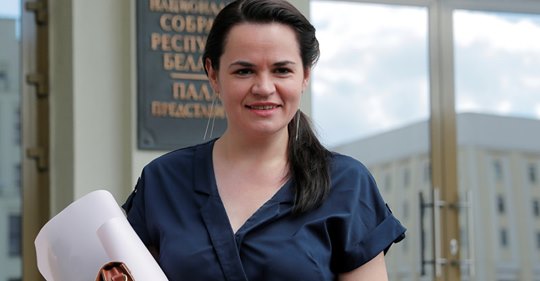 Trygg Under Vida Vingar