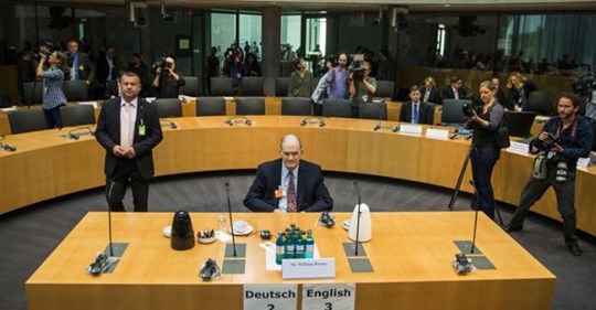 Binney Pekar På Underrättelsetjänstkollektivets Spel