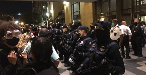 Angripna Trumpanhängare