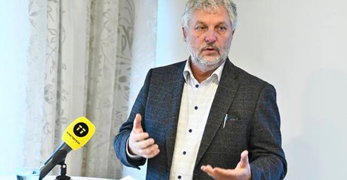 Avgår Innan Korruptionsexponering