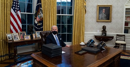 Biden Utan Militärflagg