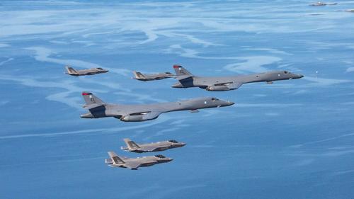 Amerikanska Bombplan Från Norge