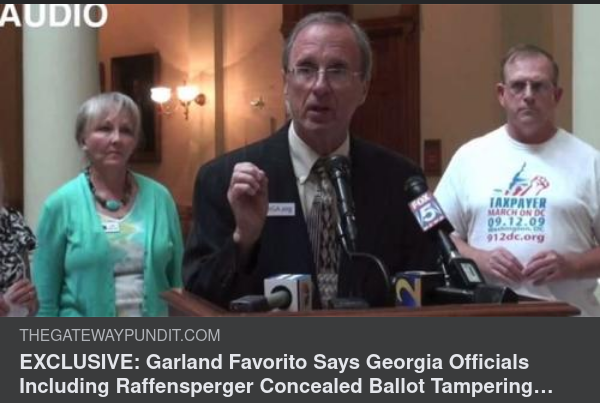 Raffensperger Med Fingrarna I Kakburken