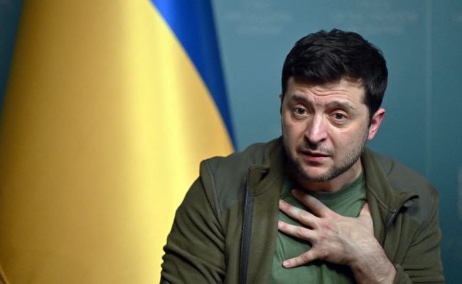 Zelensky Förser Befolkningen Med Gasmasker