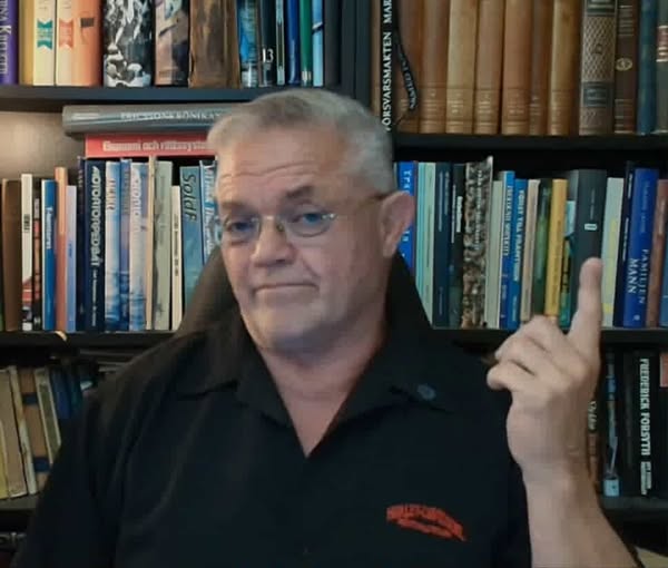 Skuggornas Requiem: En Poetisk Odyssé Genom Svekets Labyrint, Fredens Eviga Eld & Uppvaknandets Ostoppbara Storm