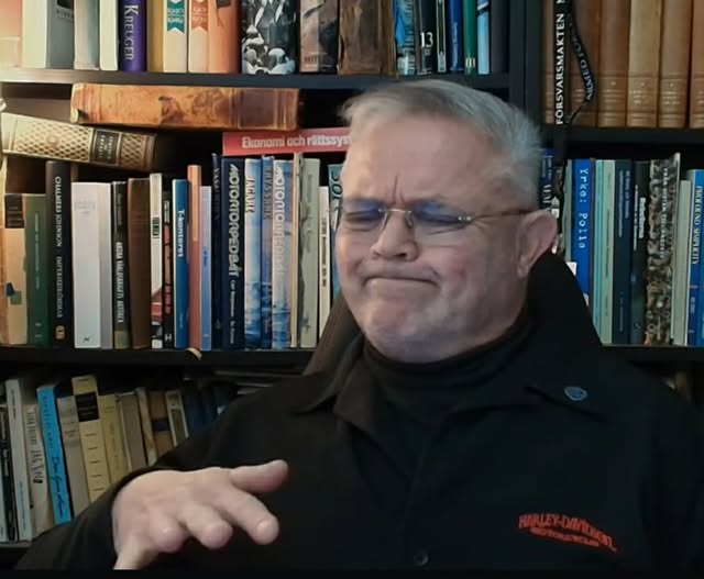 Folkets Ljus i Skuggornas Väv: En Folkbildande Berättelse Om Uppvaknande & Multipolära Trådar